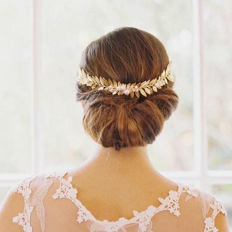 Tocados dorados para novias