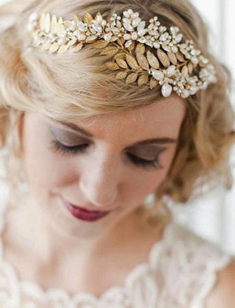 Tocados dorados para novias