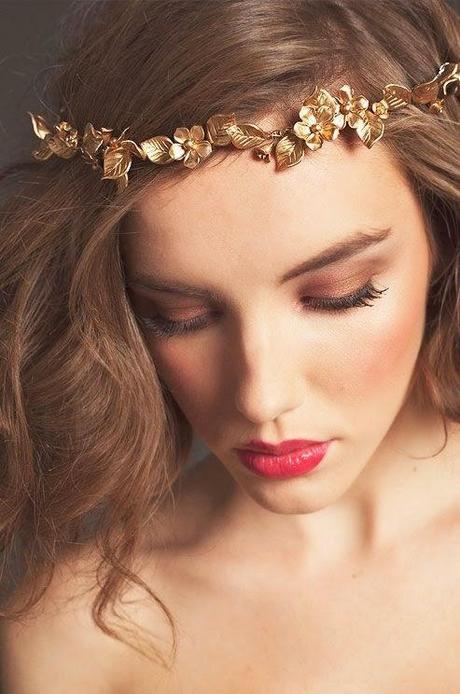 Tocados dorados para novias