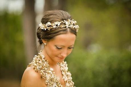 Tocados dorados para novias