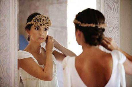 Tocados dorados para novias