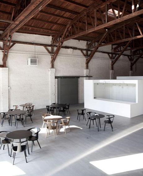 Aldea de cubos blancos diseñada por Norm Architects para el showroom de ‘&tradicion;’