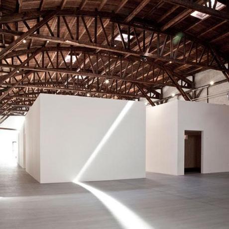 Aldea de cubos blancos diseñada por Norm Architects para el showroom de ‘&tradicion;’