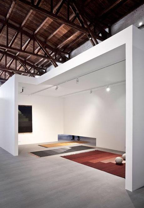 Aldea de cubos blancos diseñada por Norm Architects para el showroom de ‘&tradicion;’