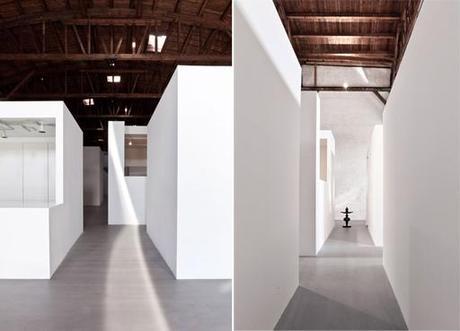 Aldea de cubos blancos diseñada por Norm Architects para el showroom de ‘&tradicion;’