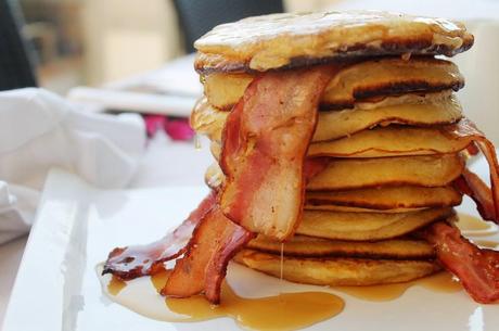 Tortitas americanas con bacon y sirope de arce.