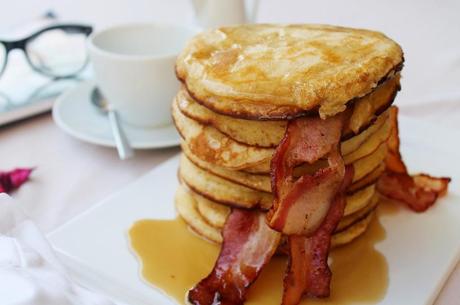 Tortitas americanas con bacon y sirope de arce.