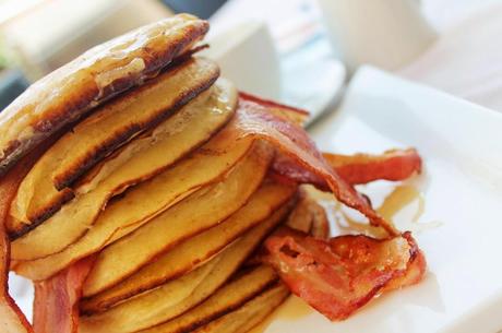 Tortitas americanas con bacon y sirope de arce.