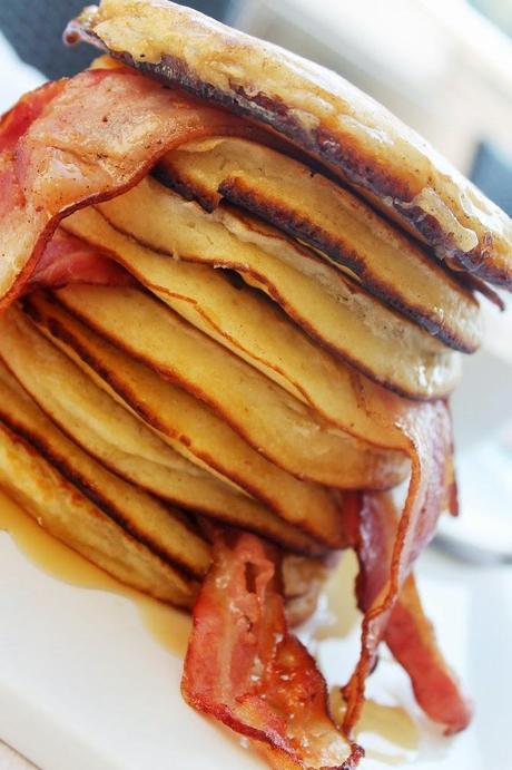 Tortitas americanas con bacon y sirope de arce.