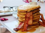 Tortitas americanas bacon sirope arce.