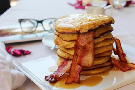 Tortitas americanas con bacon y sirope de arce.