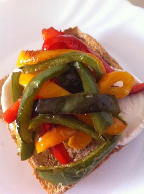 Tosta de Pimientos con Queso de Cabra