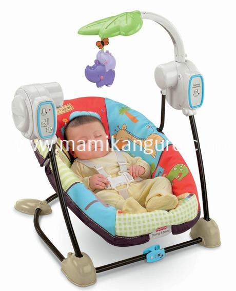 imita a mamá meciéndolo