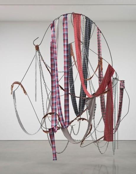 Abraham Cruzvillegas, Boogie Woogie (handmade and sensual / hecho a mano y sensual), 2012, varilla de acero, cadena, textiles y carne, 381 x 353 x 203 cm. Vista de la instalación: Regen Projects, 2012, Foto: Brian Forrest