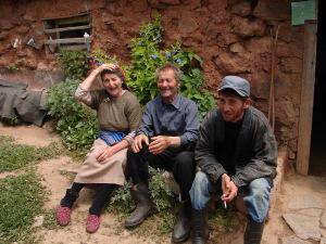 Familia armenia que nos invitó a comer en su casa, en el medio de la nada