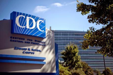 CDC se ve obligado a admitir que el Ébola se puede propagar a los trabajadores del sector a través de tos y estornudos.