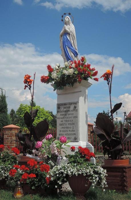 Virgen María velando por el pueblo.