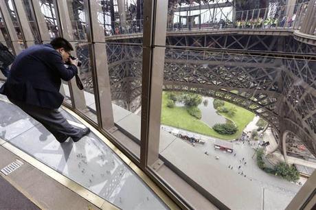 La Torre Eiffel tiene nuevo suelo, te atreves ?