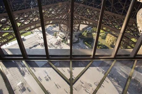 La Torre Eiffel tiene nuevo suelo, te atreves ?