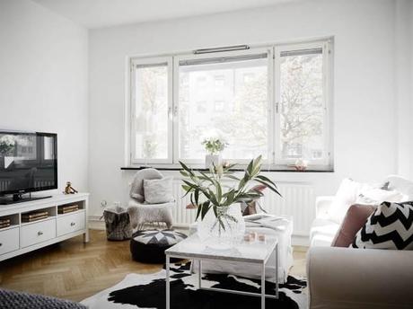 INTERIORES DELICADOS EN  PURO BLANCO EN UNA VIVIENDA DE 45 M2