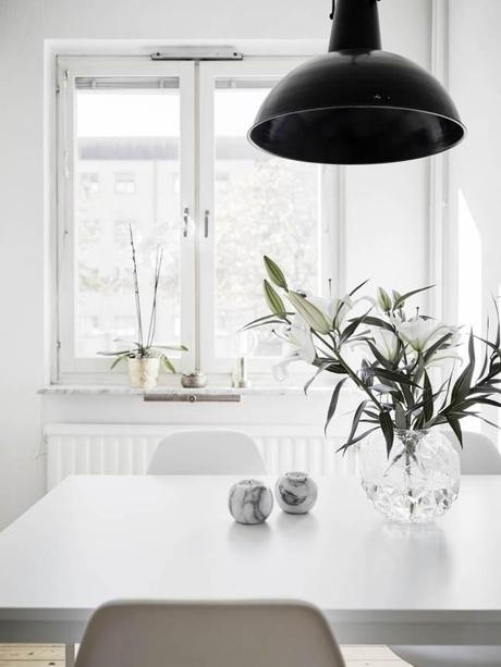 INTERIORES DELICADOS EN  PURO BLANCO EN UNA VIVIENDA DE 45 M2