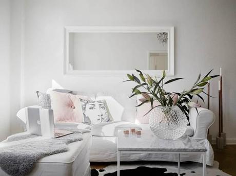 INTERIORES DELICADOS EN  PURO BLANCO EN UNA VIVIENDA DE 45 M2