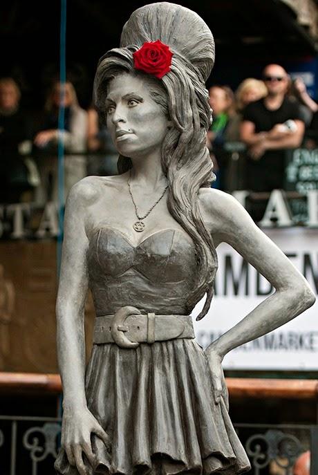 Amy Winehoue estatua
