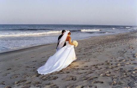 novios en la playa