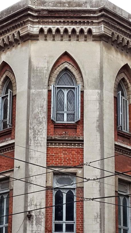 Enrejada y con una topadora esperando: Desde París a Buenos Aires con nosotros la  Parroquia de Nuestra Señora de Las Victorias.