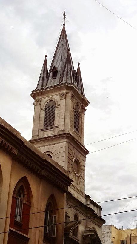 Enrejada y con una topadora esperando: Desde París a Buenos Aires con nosotros la  Parroquia de Nuestra Señora de Las Victorias.