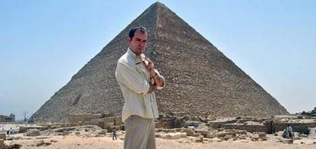 Javier Sierra ante la Gran Pirámide de Keops
