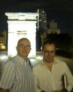Javier Sierra y Guillermo Lorén junto al templo de Debod en Madrid.