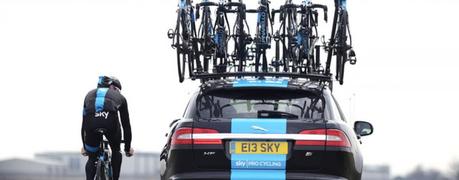 El equipo ciclista SKY entrena el contacto con el coche del director