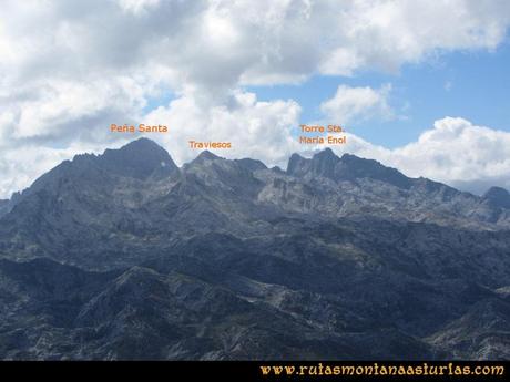 Ruta Molina, Cabezo Llerosos: Vista de la Peña Santa, Torre de los Traviesos y Torre de Satna María de Enol, desde el Cabezo Llerosos