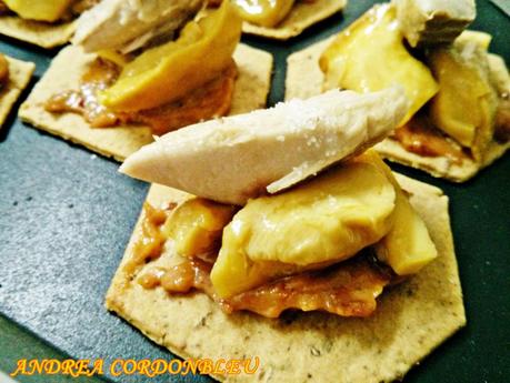 TOSTA DE ROMERO CON MAHONESA DE TOMATE, TANAS EN ACEITE, CABALLA Y TRUFA