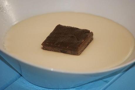 SOPA FRIA DE CHOCOLATE BLANCO CON BROWNIE DE CHOCOLATE NEGRO