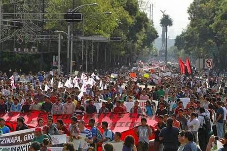 Multitudinaria marcha en México protestando por masacre de estudiantes [+ video]