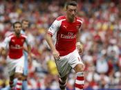 Özil, tres meses baja