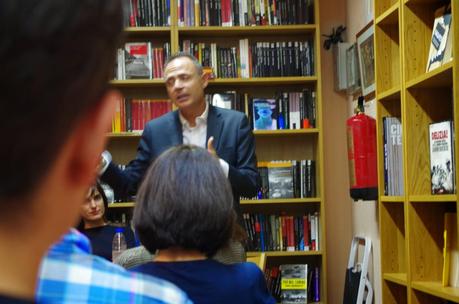 Presentación en Madrid de El hombre de la máscara de Espejos(Vicente Garrido y Nieves Abarca)