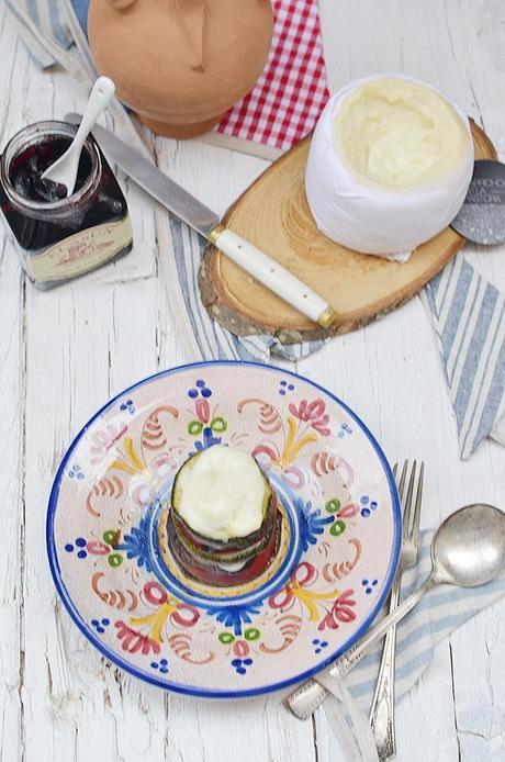 Milhojas de verduras con torta de queso cremoso y salsa de vino tinto