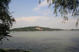 Seguimos en el palacio de verano cuatro horas más tarde. Al fondo se puede apreciar el templo y el palacio