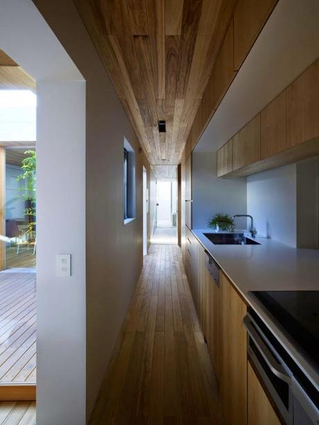 Minimalismo exterior y calidez interior en esta vivienda de Japón