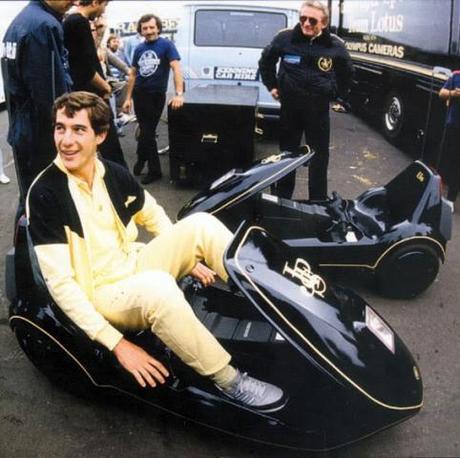 Pioneros de la electromovilidad: Sinclair C5 Ayrton Senna con un C5 del equipo Lotus