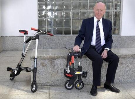 Pioneros de la electromovilidad: Sinclair C5 Sir Clive Sinclair con su bicicleta A-Bike