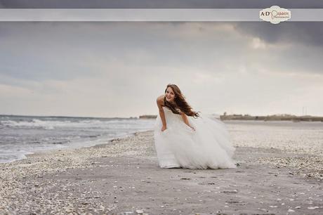 Una postboda romántica a orillas del mar
