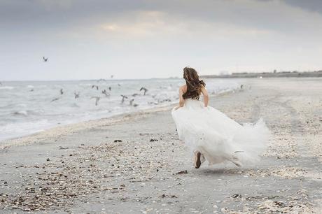 Una postboda romántica a orillas del mar