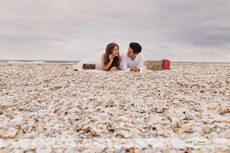 Una postboda romántica a orillas del mar
