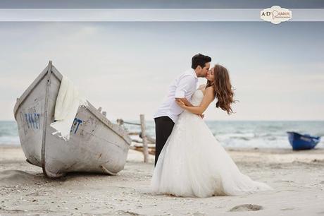 Una postboda romántica a orillas del mar