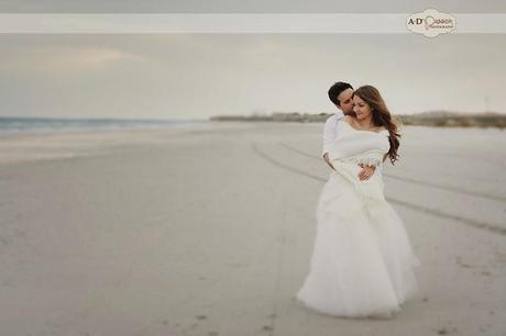 Una postboda romántica a orillas del mar