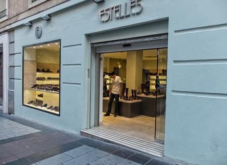 Visitando la nueva tienda de Estellés.
